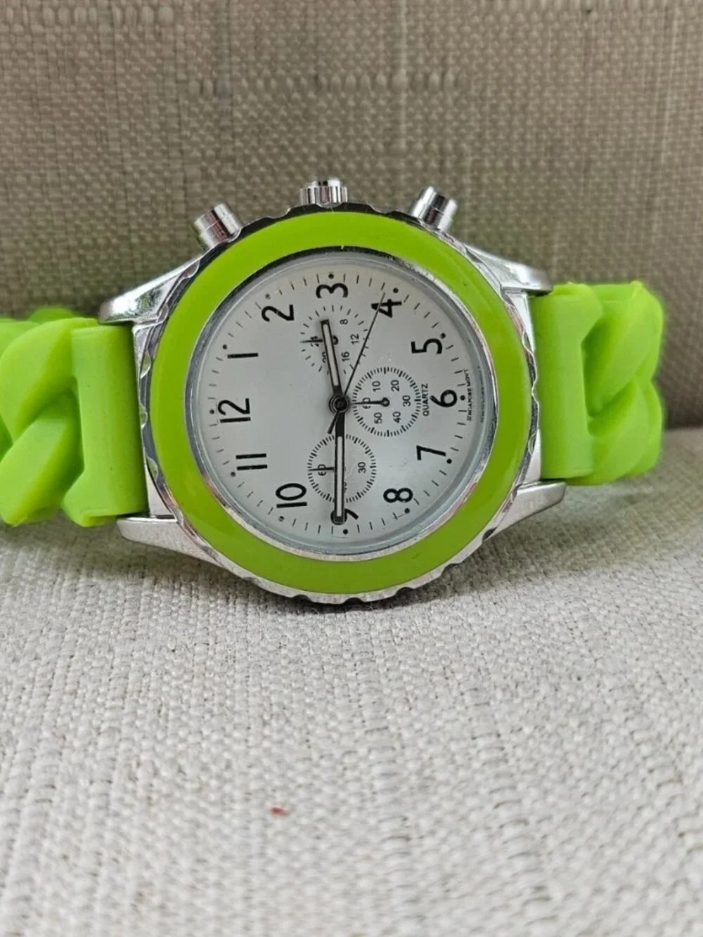 Fashion Women Wristwatch Green Rubber Strap Cuff Stretched Band Analog Watch